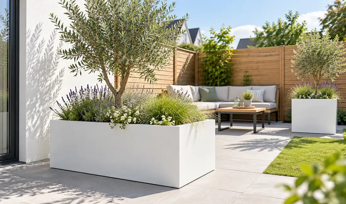 Fotorealistische sfeerimpressie van een groene tuin met terras
